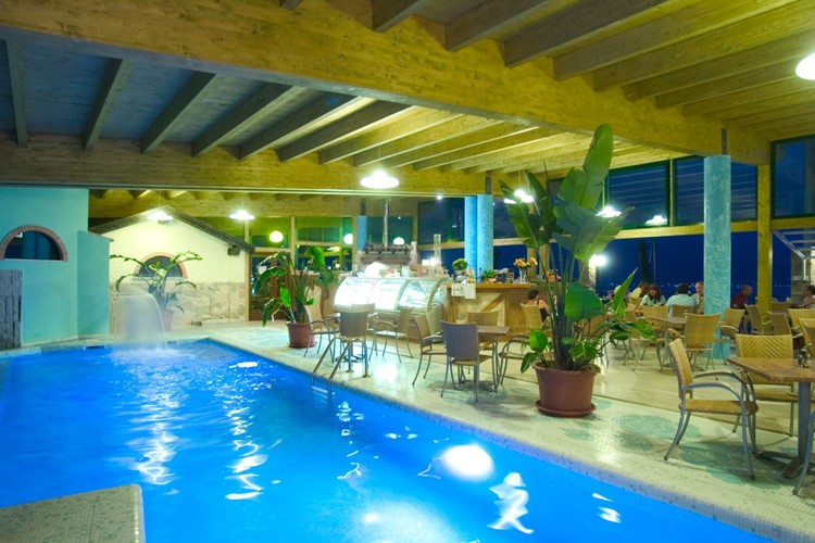 Vnitřní bazén u hotelu La Limonaia, Lado di Garde, Itálie, KM TRAVEL