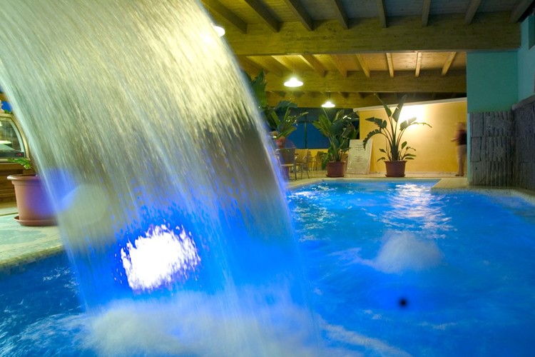 Vnitřní bazén v hotelu La Limonaia, Lado di Garde, Itálie, KM TRAVEL