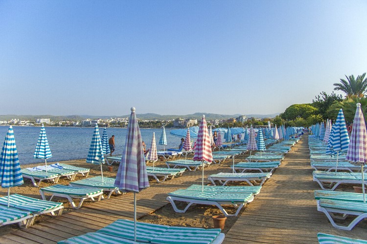 Lehátka na pláži jsou zdarma, hotel Lonicera World, Avsallar, Turecko, KM TRAVEL