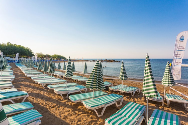 Písečná pláž u hotelu Lonicera World, Avsallar, Turecko, KM TRAVEL