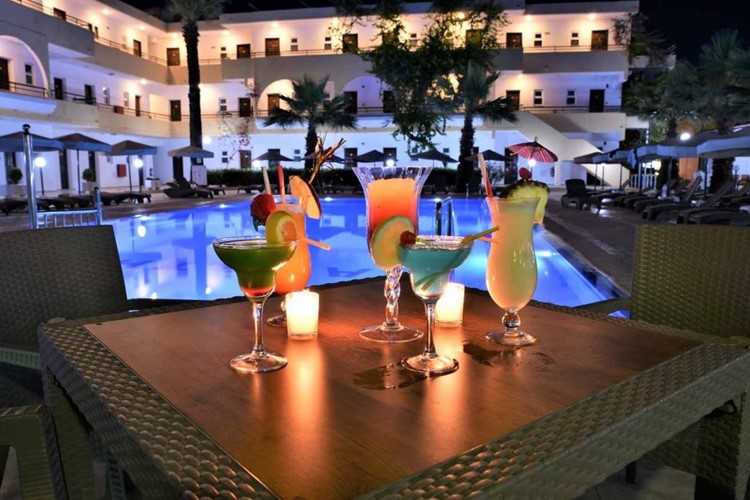 KM TRAVEL hotel Marathon Rhodos Kolymbia, večerní posezení s all inclusive