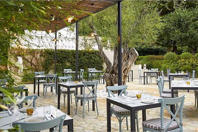 Řecká venkovní restaurace Platca