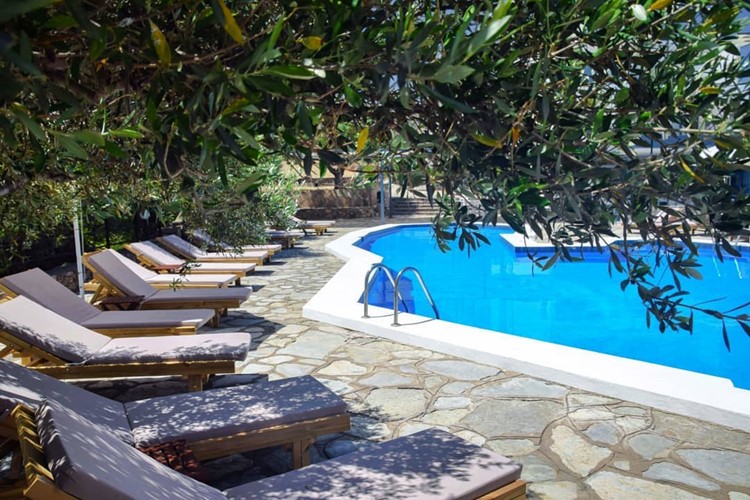 KM TRAVEL - bazén hotelu Meliti na ostrově Kréta, Řecko