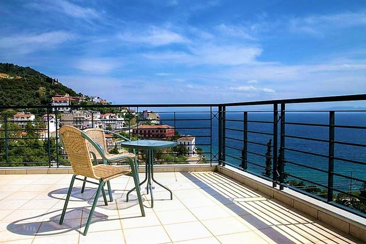 Terasa s výhledeme na moře, hotel Mitho, letovisko Loutra Edipsos, Evia, Řecko, KM TRAVEL