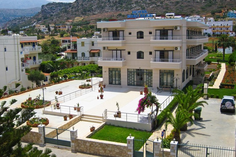KM TRAVEL Řecko, Kréta, Stalida, hotel Niko Elen, pohled z hlavní ulice