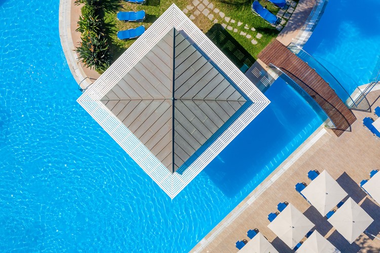 Hotel Oceanis, pohled na bazén a pool bar, Ixia, Rhodos, Řecko, KM TRAVEL