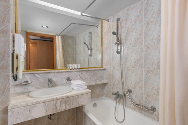 Hotel Oceanis, pokoj standard koupelna, Ixia, Rhodos, Řecko, KM TRAVEL