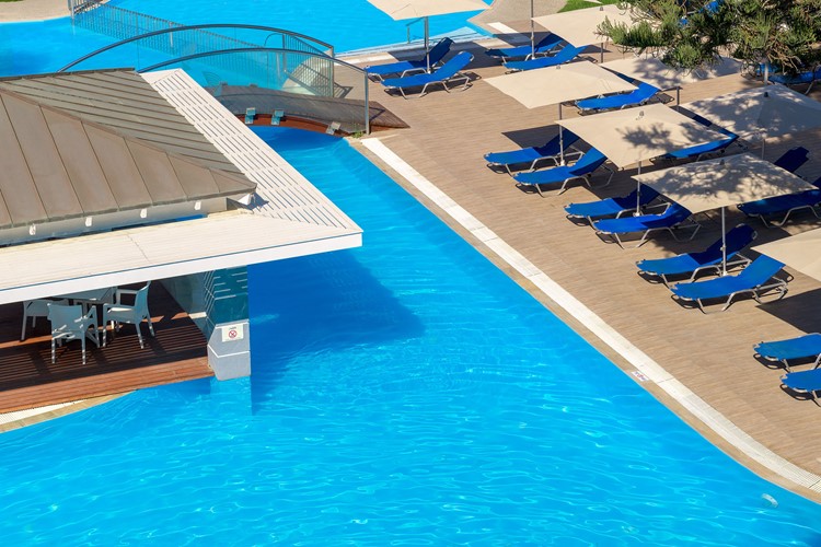 Hotel Oceanis, pool bar s lehátky u bazénu, Ixia, Rhodos, Řecko, KM TRAVEL