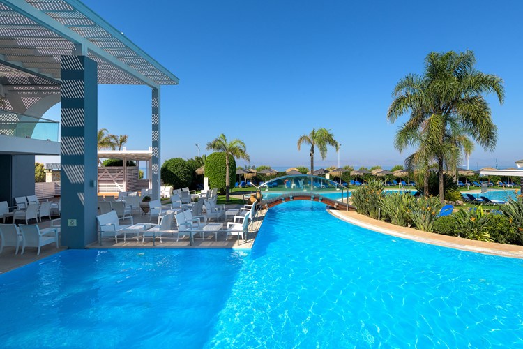 Hotel Oceanis, velký bazén a výhled na moře, Ixia, Rhodos, Řecko, KM TRAVEL