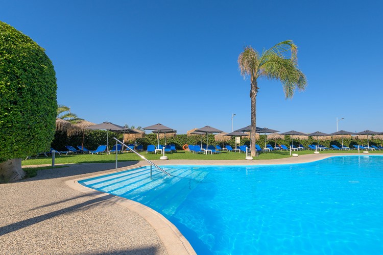 Hotel Oceanis, vstup do bazénu, Ixia, Rhodos, Řecko, KM TRAVEL