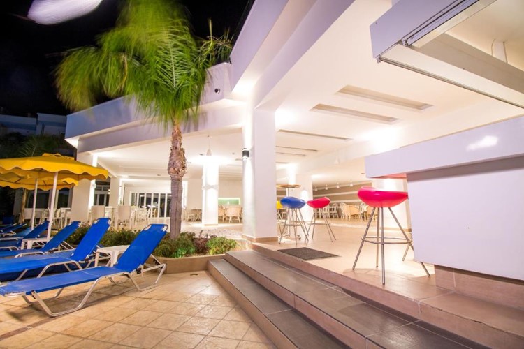 Bar u bazénu s večerním osvětlením Olympia sun hotel Rhodos Řecko KM TRAVEL