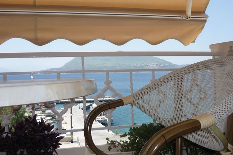 Výhled z pokojů v hotelu Palatino, Edipsos, Evia, Řecko, KM TRAVEL