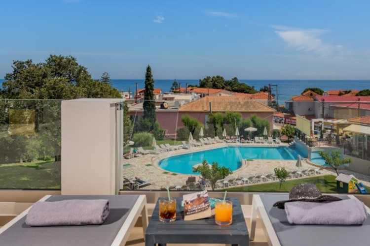 KM TRAVEL Řecko Zakynthos Hotel Palmyra Argassi pokoj s výhledem na bazén