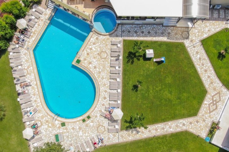 KM TRAVEL  Řecko Zakynthos Hotel Palmyra Argassi zahrada s bazénem