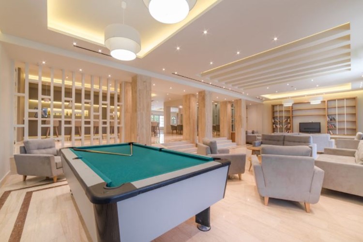 KM TRAVEL Zakynthos Hotel Palmyra Argassi vnitřní lobby bar s billiardem