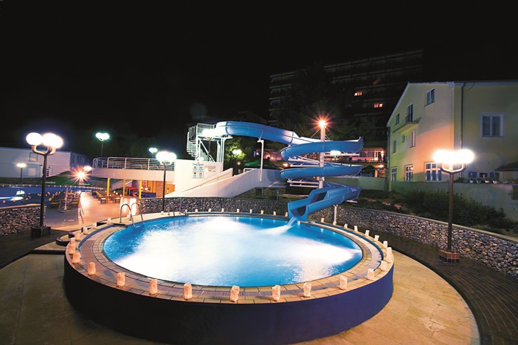 KM TRAVEL KRK hotel RESORT DRAŽICA bazén s tobogánem