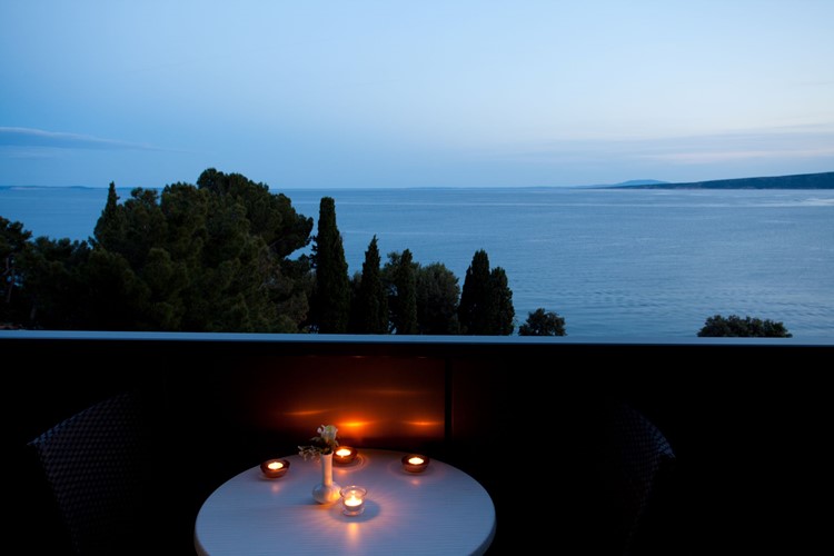 KM TRAVEL KRK hotel RESORT DRAŽICA večerní pohled z balkonu