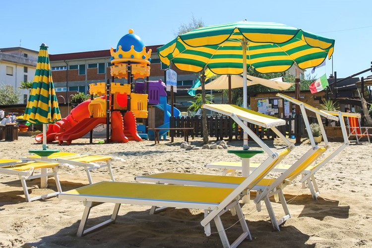 Itálie Rimini písečná pláž s dětským koutkem