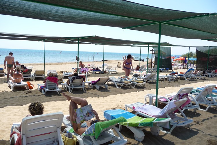 KM TRAVEL, Dovolená v Turecku, hotel Seaden Corolla, písečná pláž s lehátkama