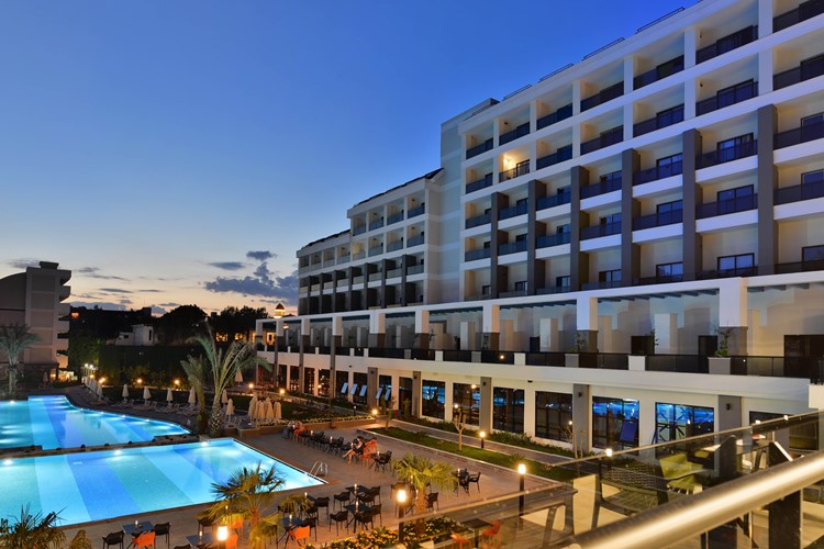 Hotel Seaden Valentine, pohled na bazén z venkovní restaurace, Turecko, KM TRAVEL