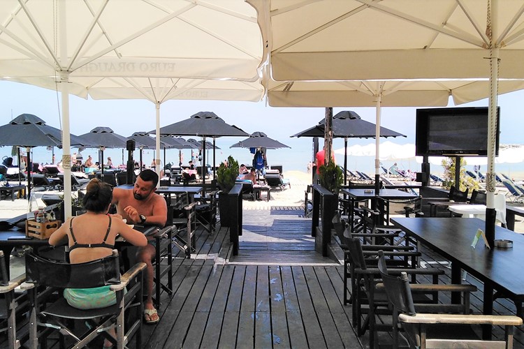 KM TRAVEL Korfu Roda restaurace pláž