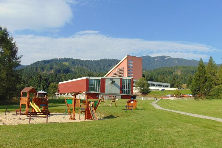 KM TRAVEL dovolená na Slovensku, hotel Sorea Máj s dětským hřištěm