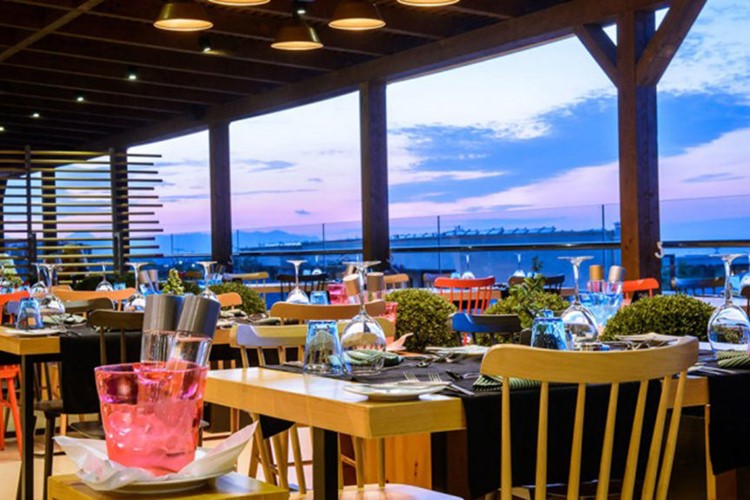KM TRAVEL - restaurace u moře, hotel Stella Village, Kréta, Řecko