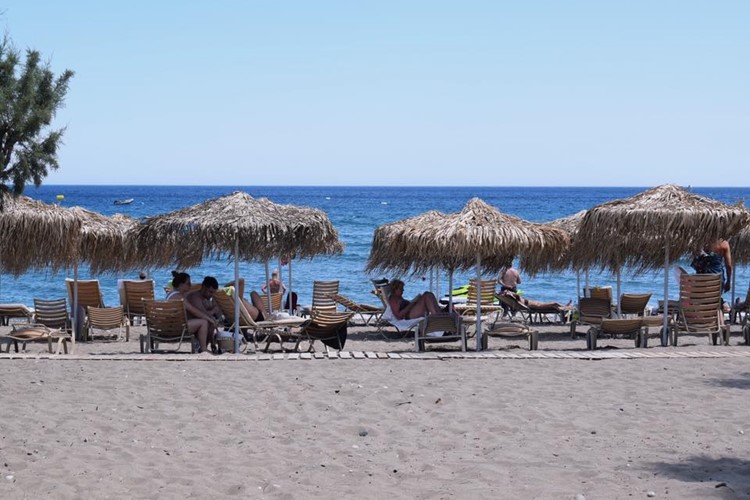 KM TRAVEL, Řecko, Rhodos, Sun Beach Lindos, písečná pláž s lehátkama