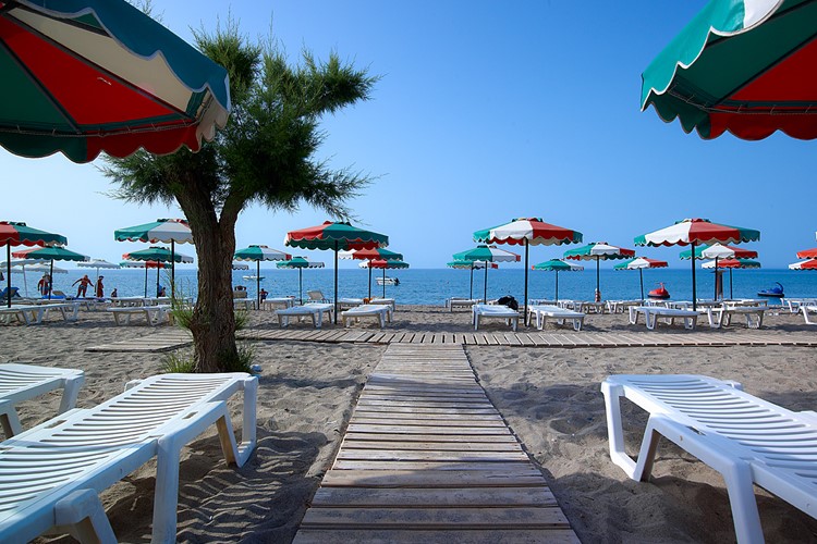 KM TRAVEL, Řecko, Rhodos, Sun Beach Lindos, písečná pláž u hotelu