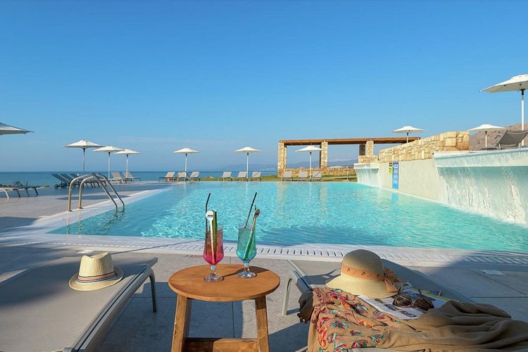 Bazén s lehátky zdarma, hotel Sunrise, Pefkos, Rhodos, Řecko, KM TRAVEL