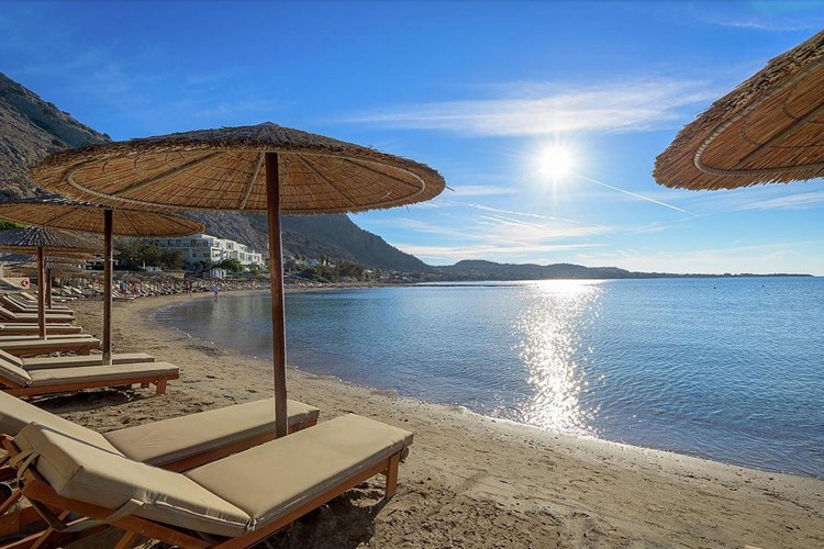 Pláž u hotelu Sunrise, Pefkos, Rhodos, Řecko, KM TRAVEL