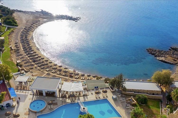 Pohled na bazén a pláž u hotelu Sunrise, Pefkos, Rhodos, Řecko, KM TRAVEL