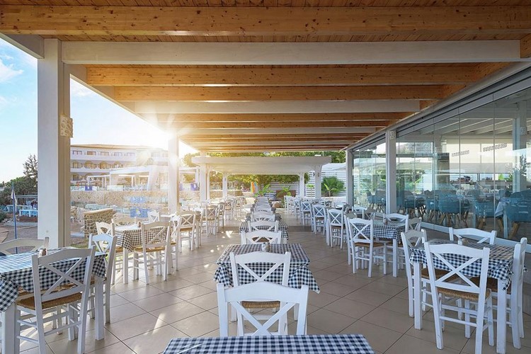 Venkovní restaurace, hotel Sunrise, Pefkos, Rhodos, Řecko, KM TRAVEL