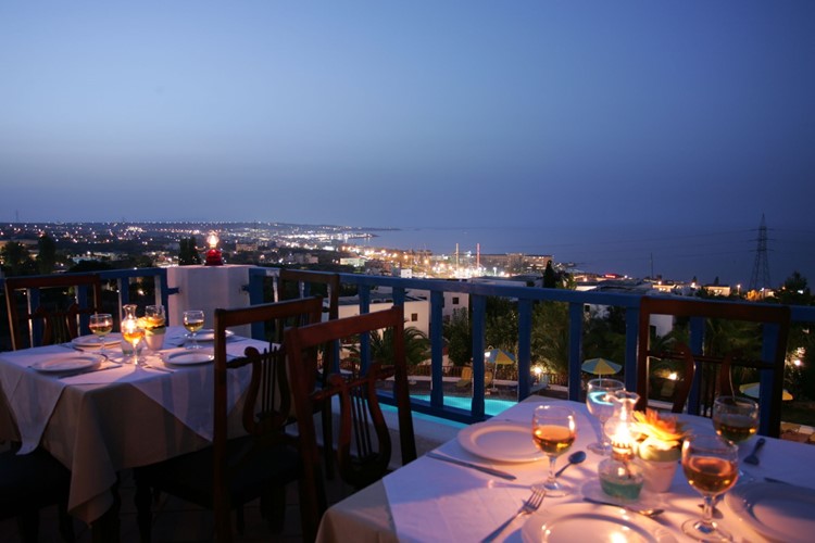 Hotel Sunshine Village a výhled na město Hersonissos, Kréta, Řecko, KM TRAVEL