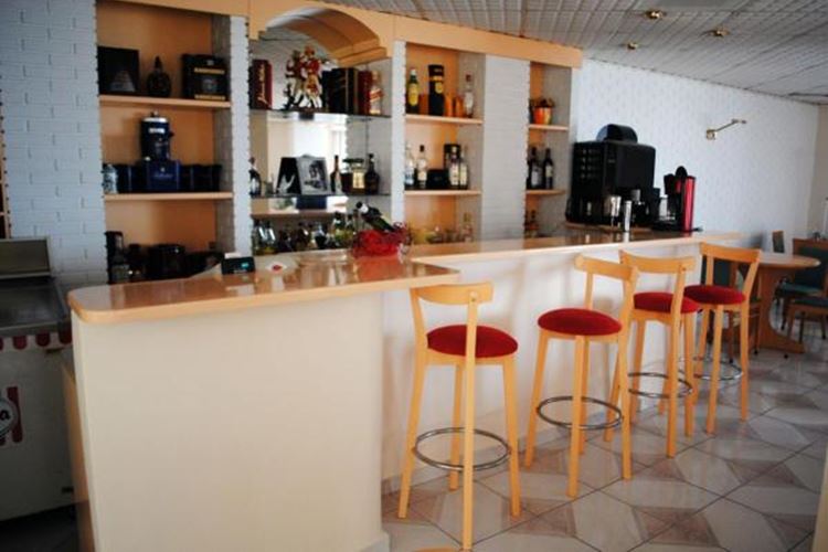 Bar, hotel To Rodon, Neos Pyrgos, Evia, Řecko, KM TRAVEL