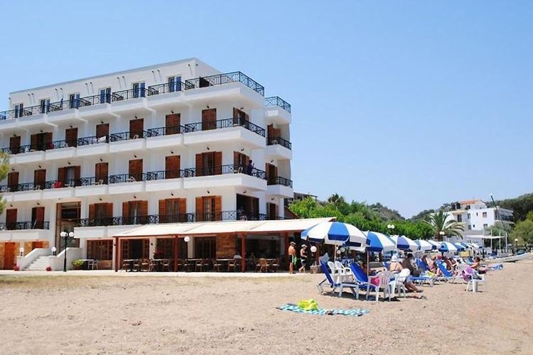 Pláž u hotelu To Rodon, Neos Pyrgos, Evia, Řecko, KM TRAVEL