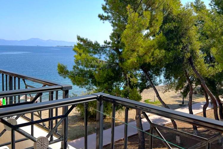 Výhled na moře z pokoje, hotel To Rodon, Neos Pyrgos, Evia, Řecko, KM TRAVEL