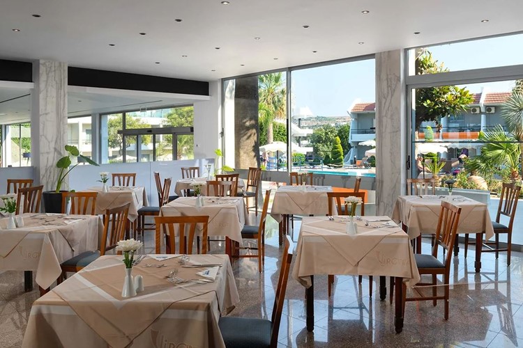 Virginia Family hotel, vnitřní restaurace s výhledem na bazén, Rhodos, Řecko, KM TRAVEL