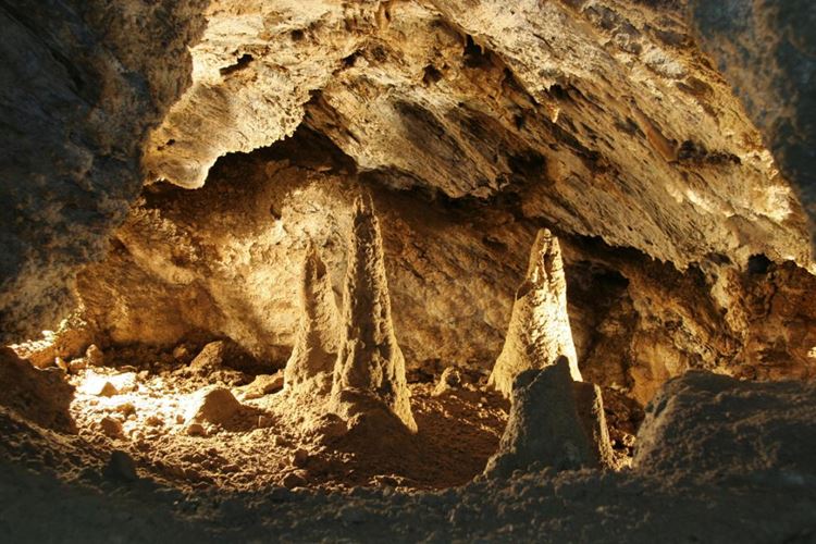Hrad Helfštýn a Zbrašovské jeskyně