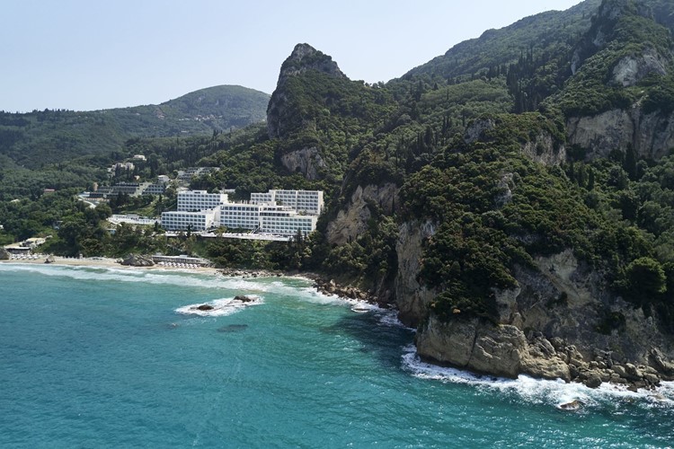 KM TRAVEL Ag. Gordios Mayor La Grotta Verde Grand Resort pohled na resort