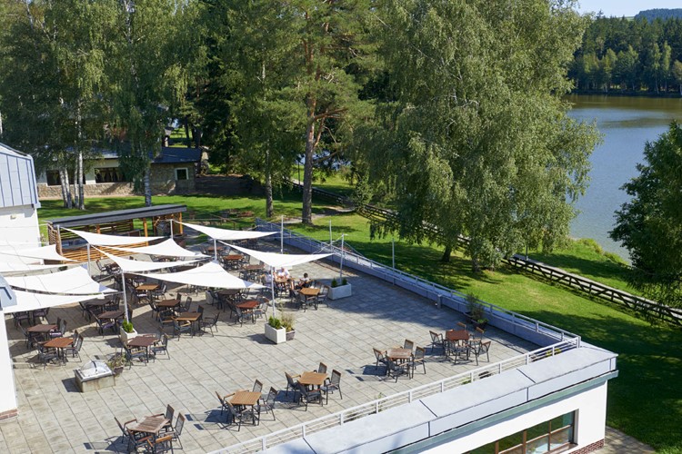 Hotel Orea Devět Skal Vysočina venkovní restaurace s výhledem na rybník KM TRAVEL
