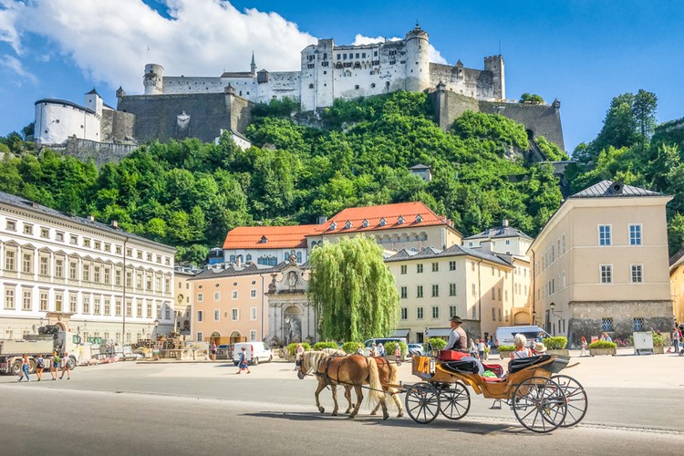 Náměstí v historickém městě Salzburg, Rakousko, KM TRAVEL
