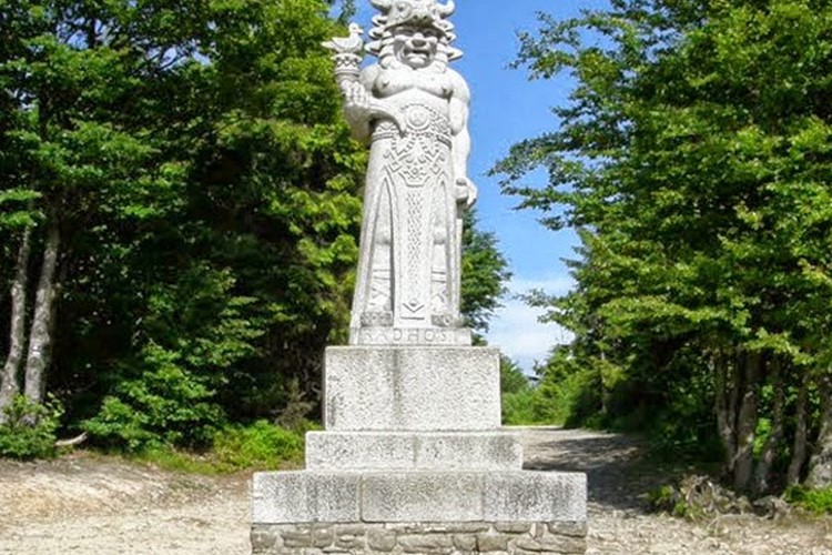 KM TRAVEL  Radhošť, socha Radegasta