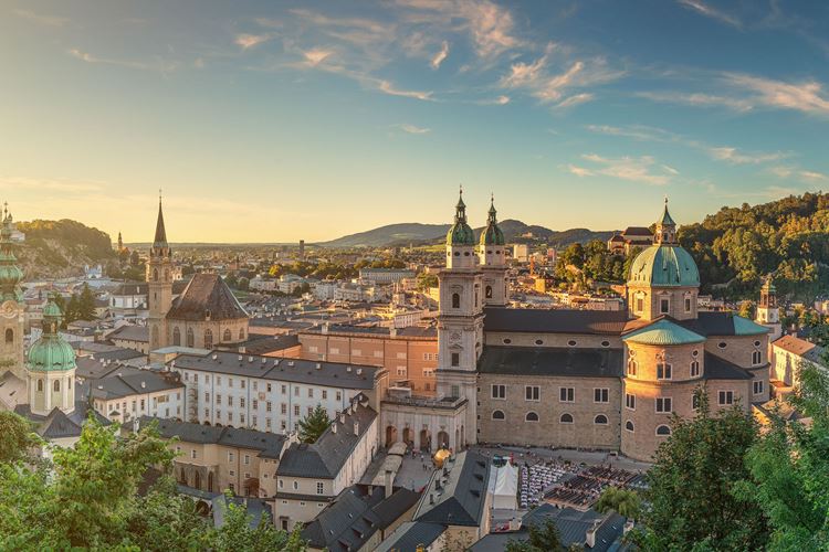 Panoramatický výhled na historické město Salzburg s krásnou řekou Salzach od slavné pevnosti Hohensalzburg ve zlatém večerním světle při západu slunce v létě, Salzburger Land, Rakousko, KM TRAVEL