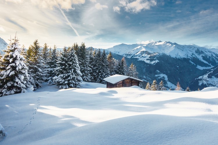 Zimní panorama s lyžařskou chatou ve sněhu, Rakousko, KMTRAVEL