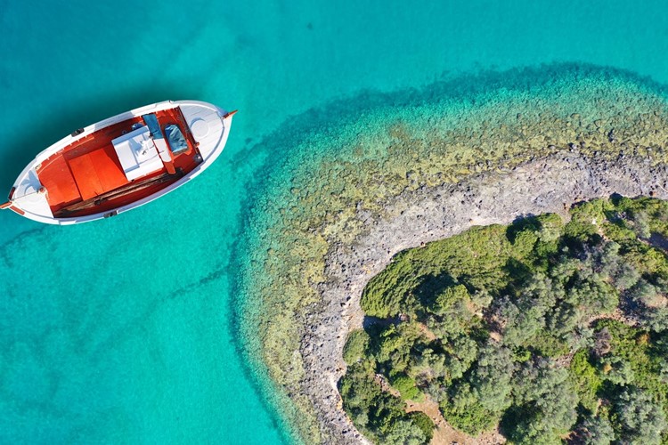 Ostrov Lihadonisia s křišťálově čistým mořem, severní Evia, Řecko, KM TRAVEL