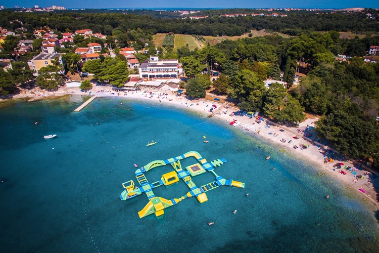 KM TRAVEL Chorvatsko Banjole Centinera_ pláž