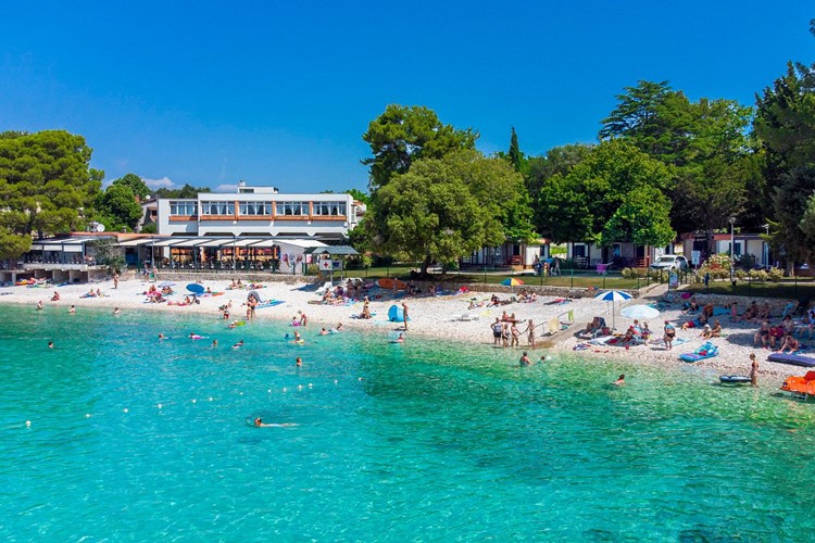 KM TRAVEL Chorvatsko Banjole Centinera Resort plaža