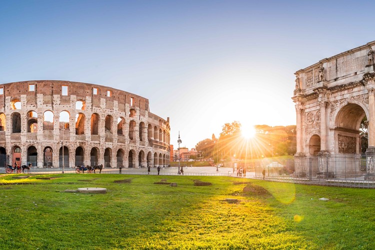 Panorama Colosseum a Constantine oblouk při východu slunce v Římě. Řím architektura a orientační bod. Řím Koloseum je jednou z hlavních atrakcí Říma a Itálie.
