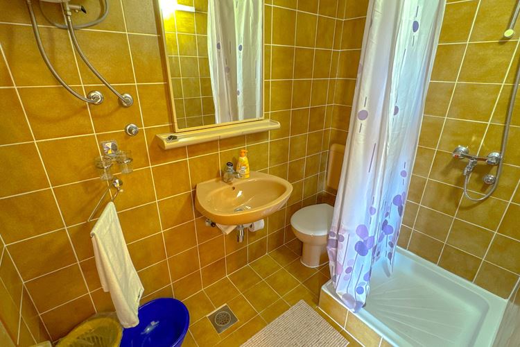 KM TRAVEL Chorvatsko Gradac vila Vinka apartmán 4+1 koupelna
